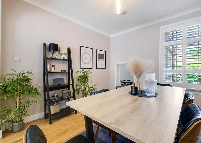 Luxury 3 Bedroom 2 Bathroom House, Fulham By 360Stays London