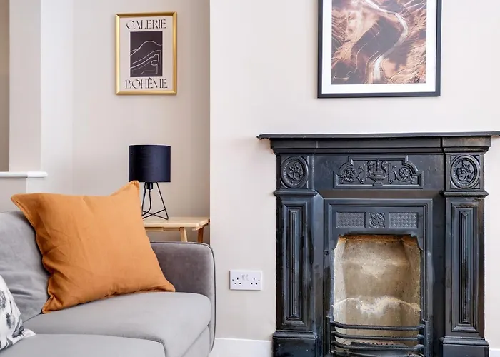 Luxury 3 Bedroom 2 Bathroom House, Fulham By 360Stays London