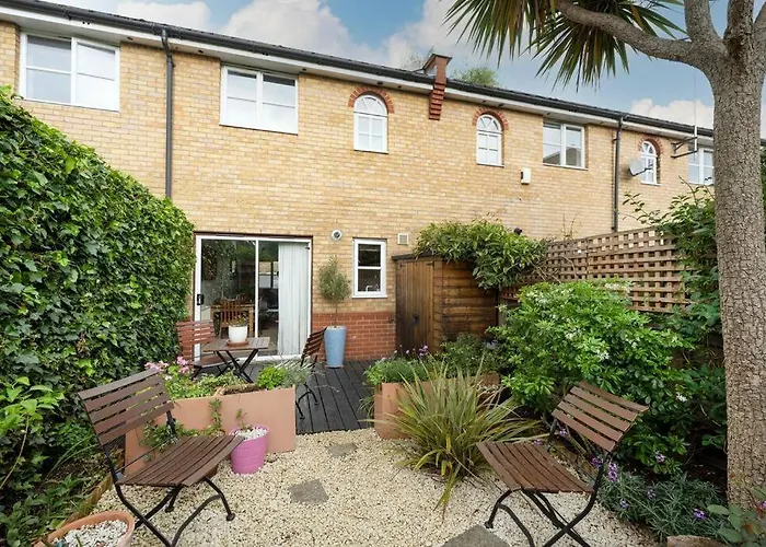 Victoria Park 2 Bedroom House W/ Garden & Parking London