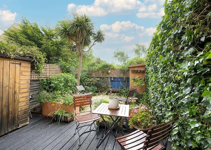 Victoria Park 2 Bedroom House W/ Garden & Parking London